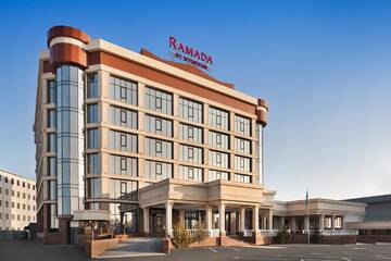 Отель Ramada by Wyndham Shymkent Шымкент
